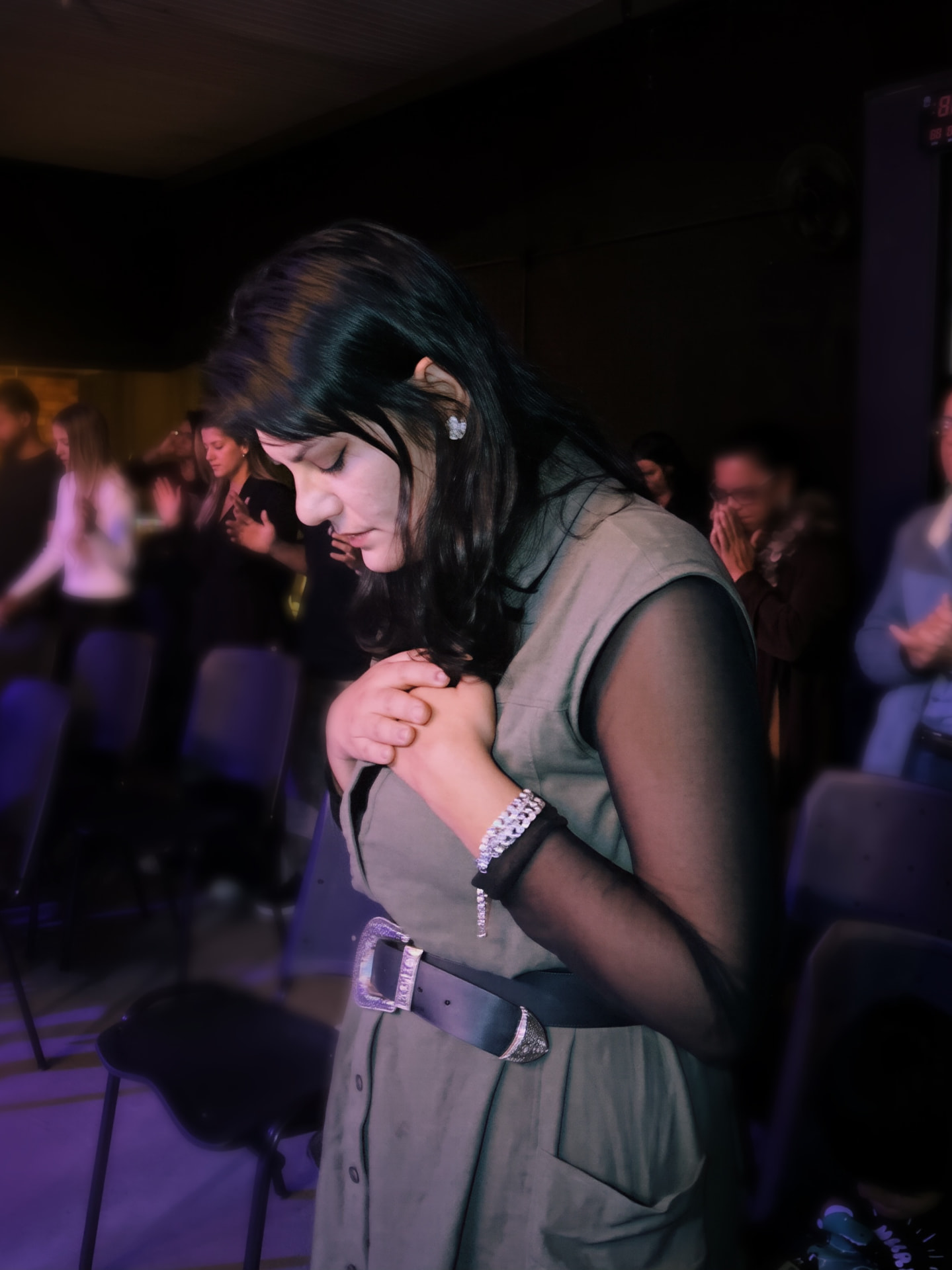 Momento de oração na Igreja Fonte Betim