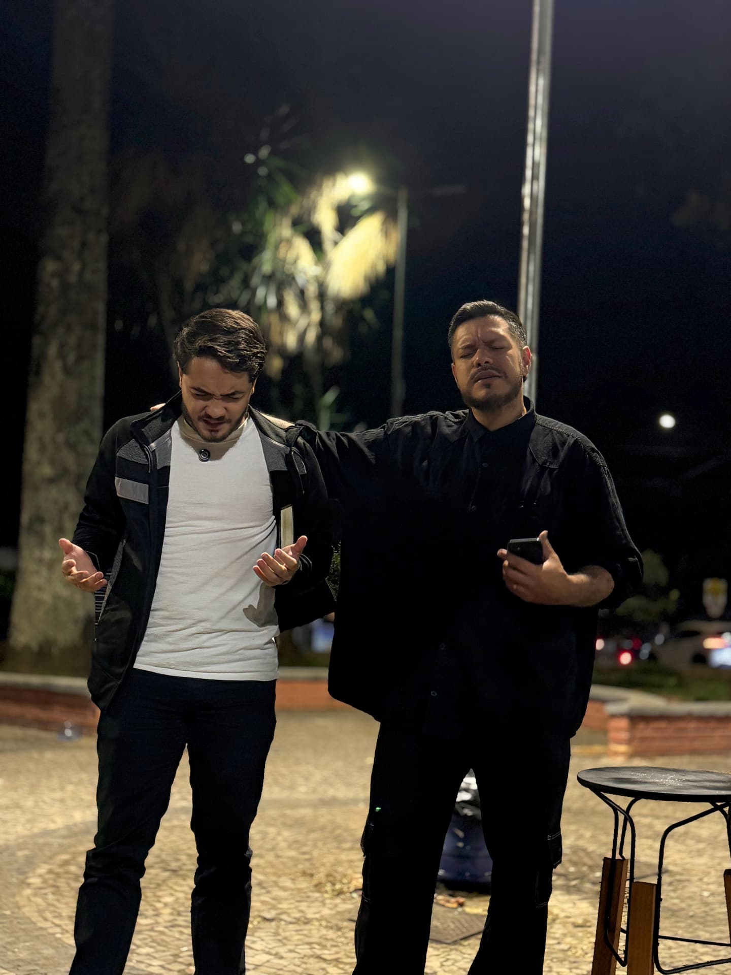 Pastores da Igreja Fonte Betim unidos em um momento de oração